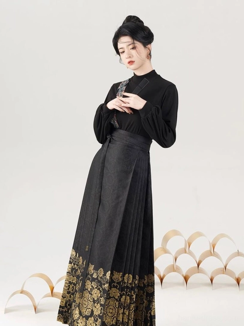 Black gold hem mamianqun horse face skirt outfit with fitted long sleeve Hanfu top and flowing silhouette