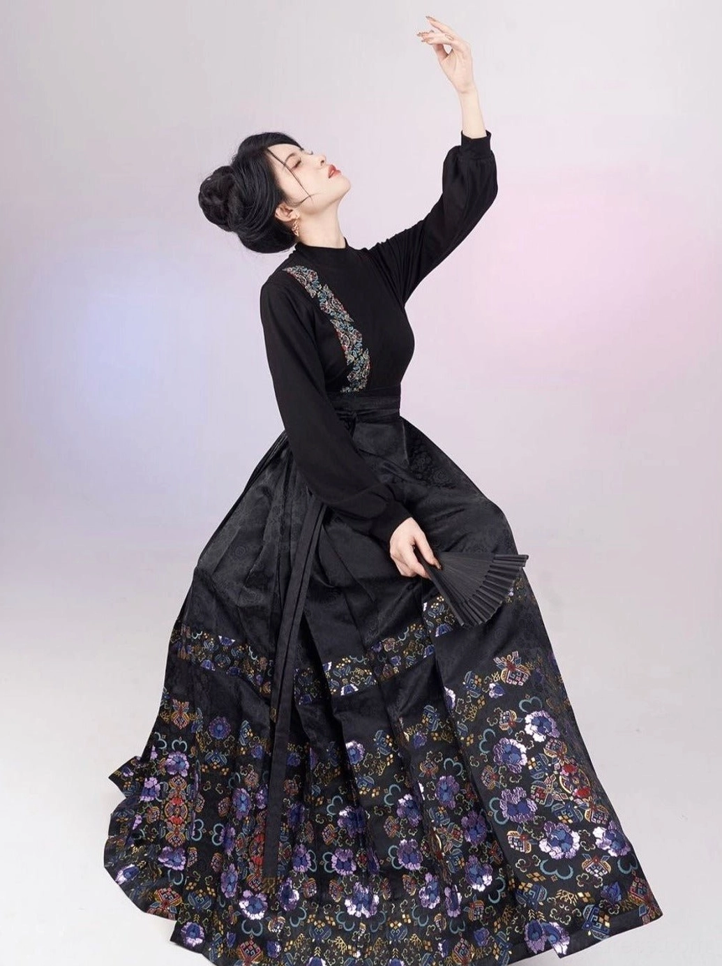 Modern Ming style Hanfu mamianqun horse face skirt set with black embroidered stand collar top and floral pleated skirt