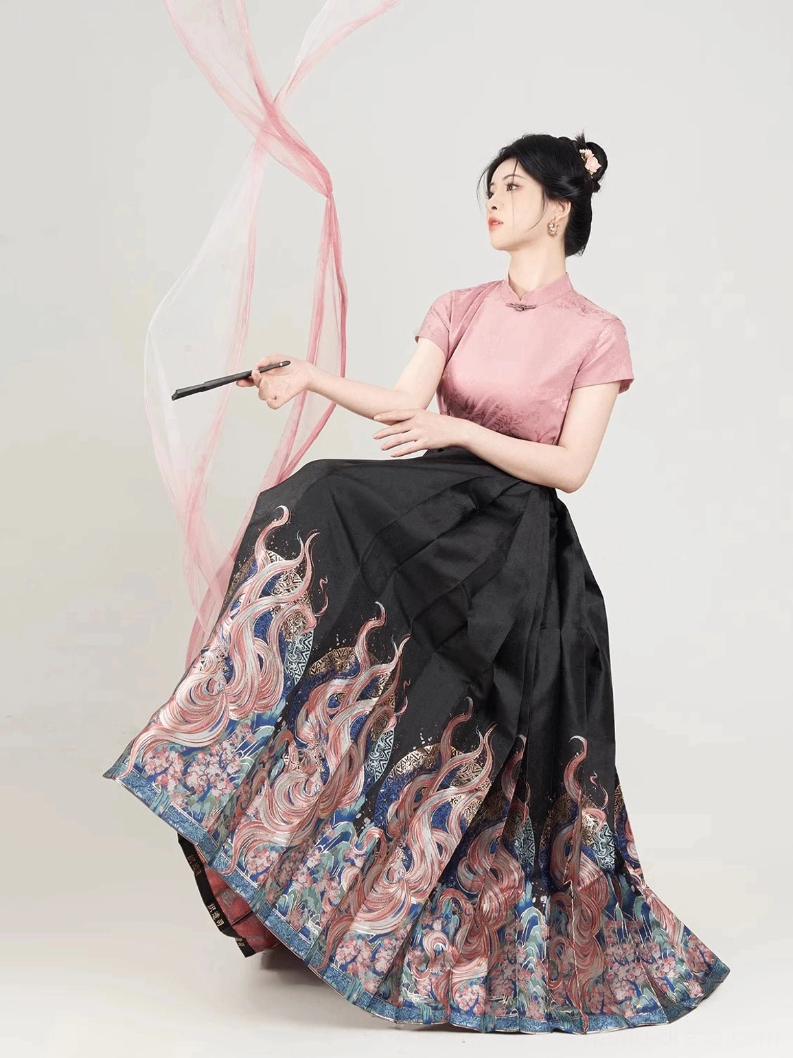 Nine-Tailed Fox Hanfu outfit with pink stand-collar blouse and black pleated mamian skirt, styled with a dramatic printed hem