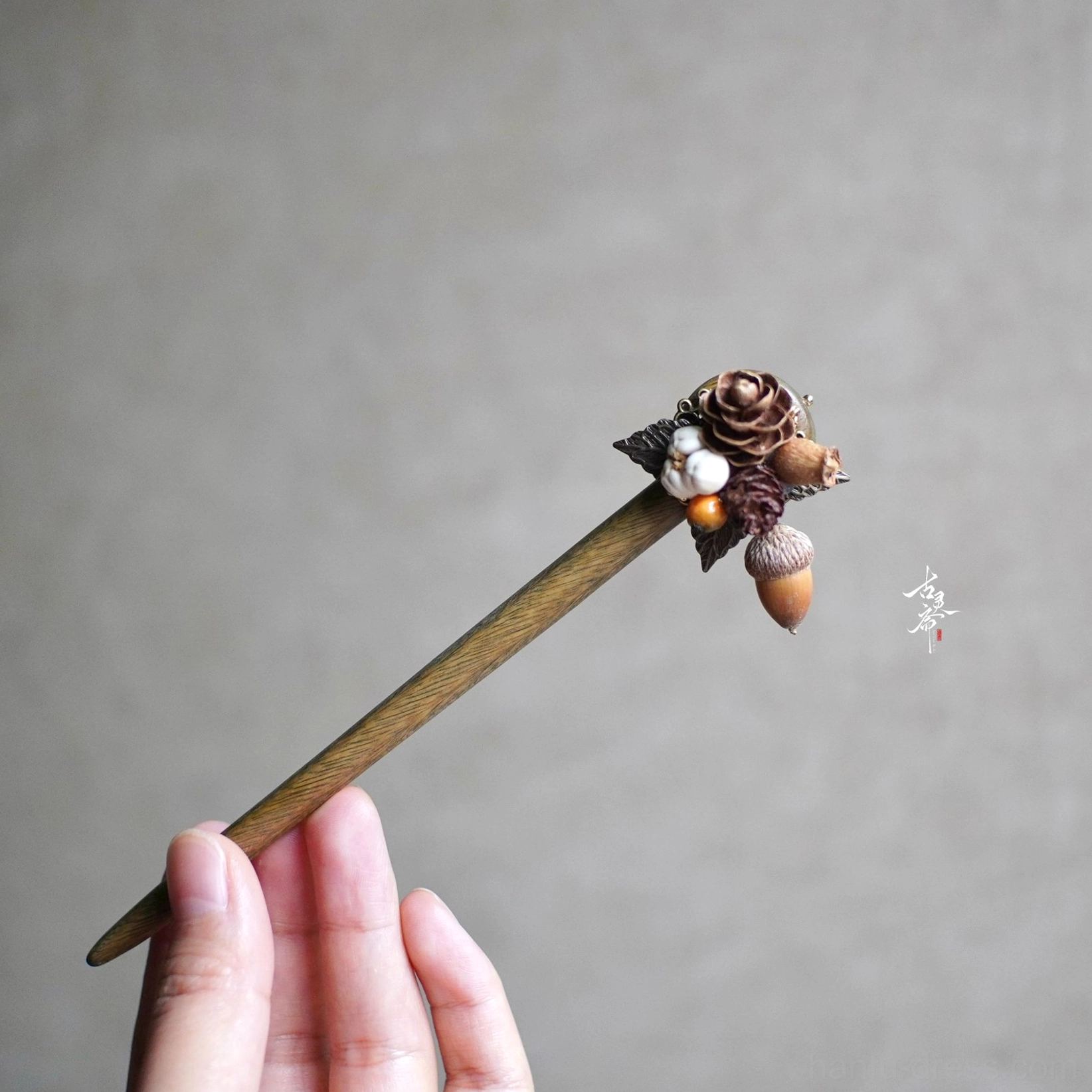 Handheld minimalist pine wood Chinese hair stick with dried roses cotton botanical decoration and acorn ornament