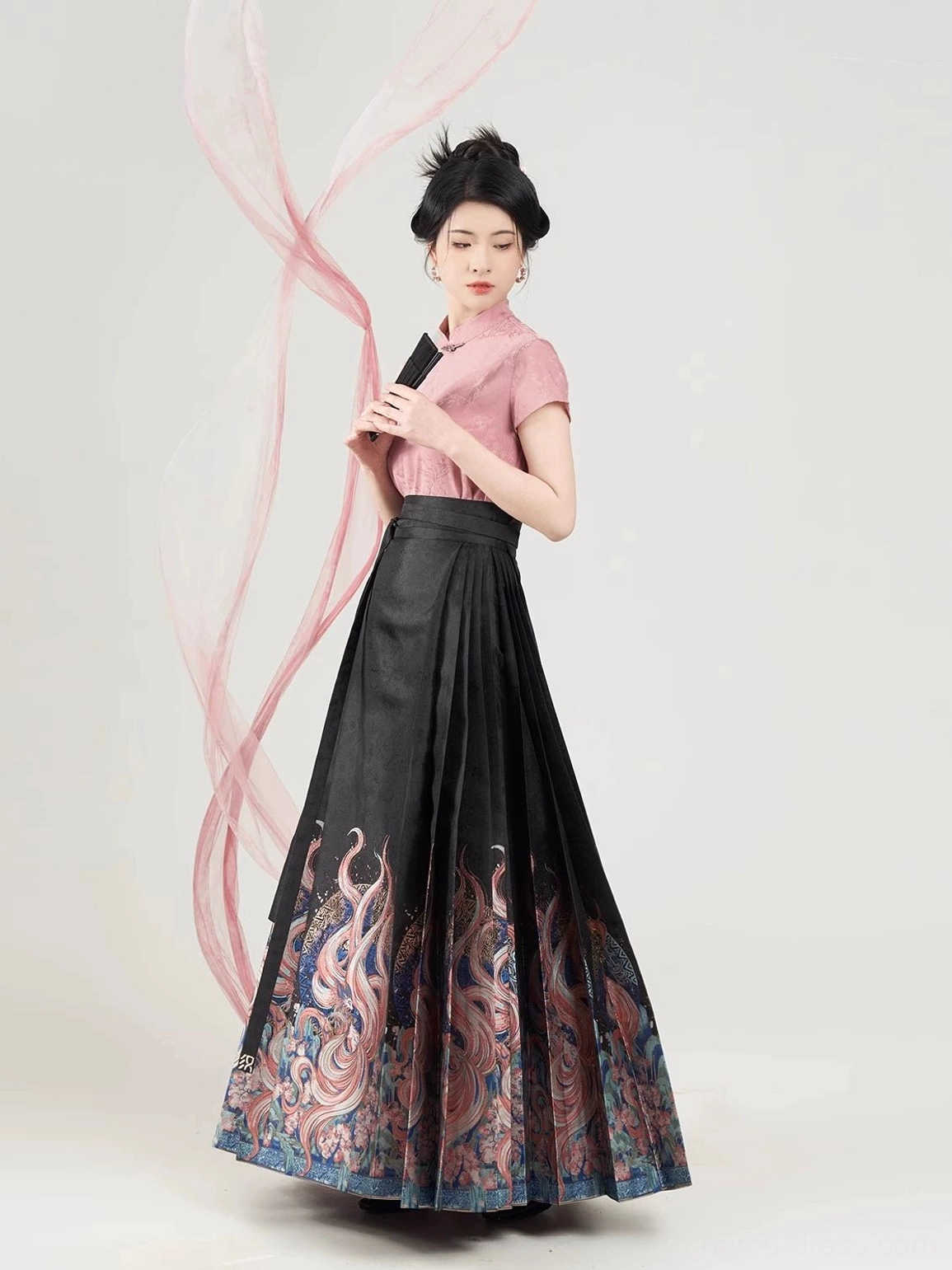 Pink and black Chinese Hanfu two-piece outfit with pleated Nine-Tailed Fox mamian skirt and folding fan