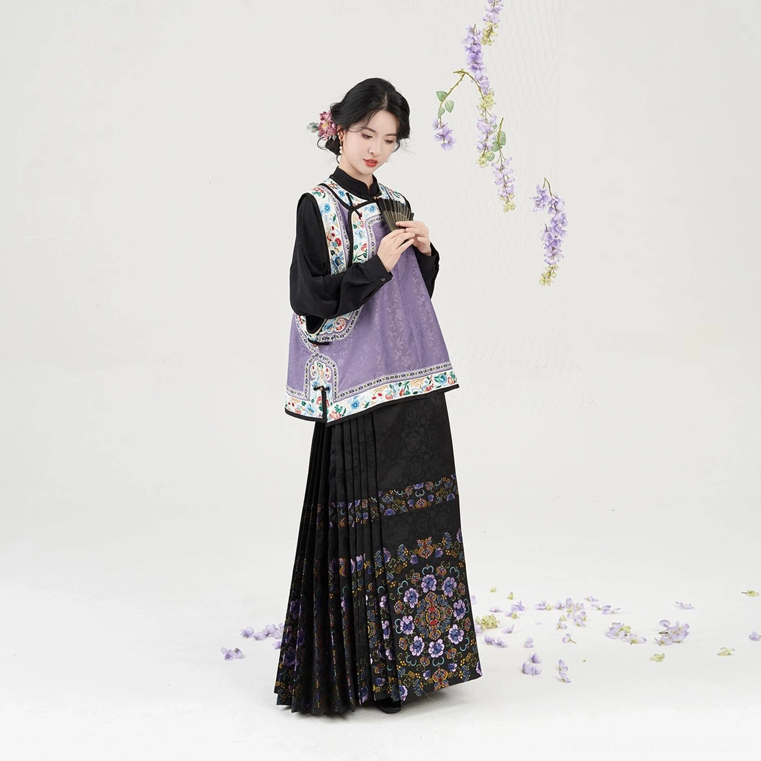Purple jacquard vest black long-sleeve top and embroidered mamianqun Hanfu full set side silhouette