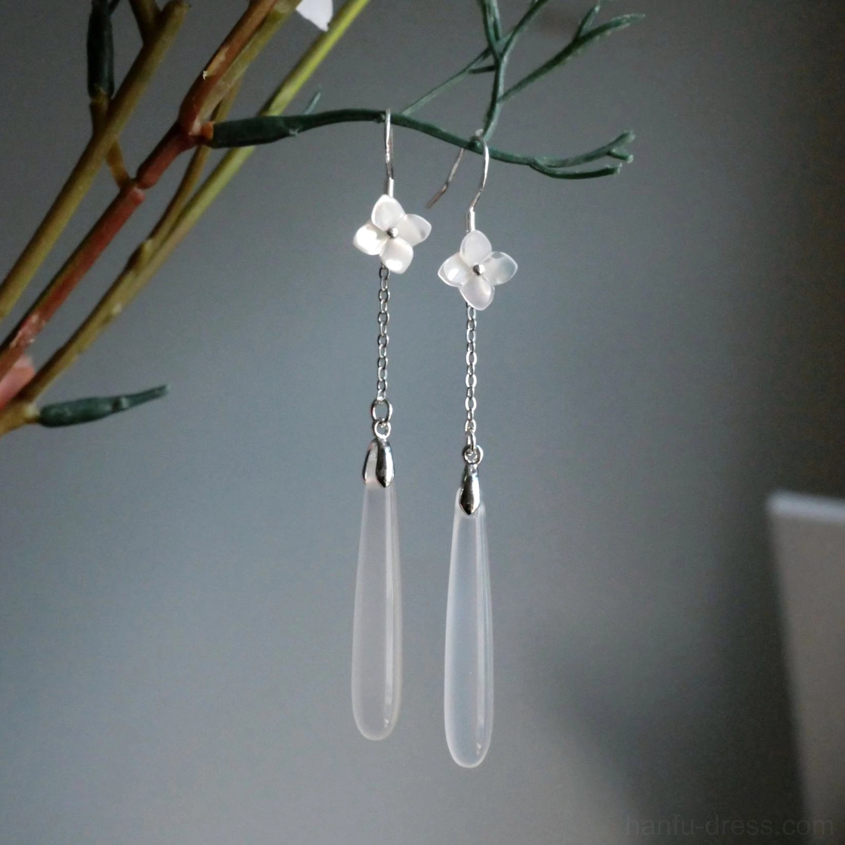 Rain Alley white flower translucent teardrop Chinese earrings hanging on dried branches, long floral Hanfu drop earrings with silver-tone chains