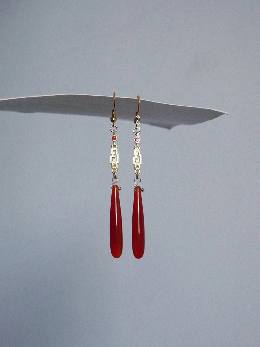 Red agate drop earrings for Hanfu featuring gold-tone hardware, Chinese decorative links, red accent beads, and smooth teardrop pendants