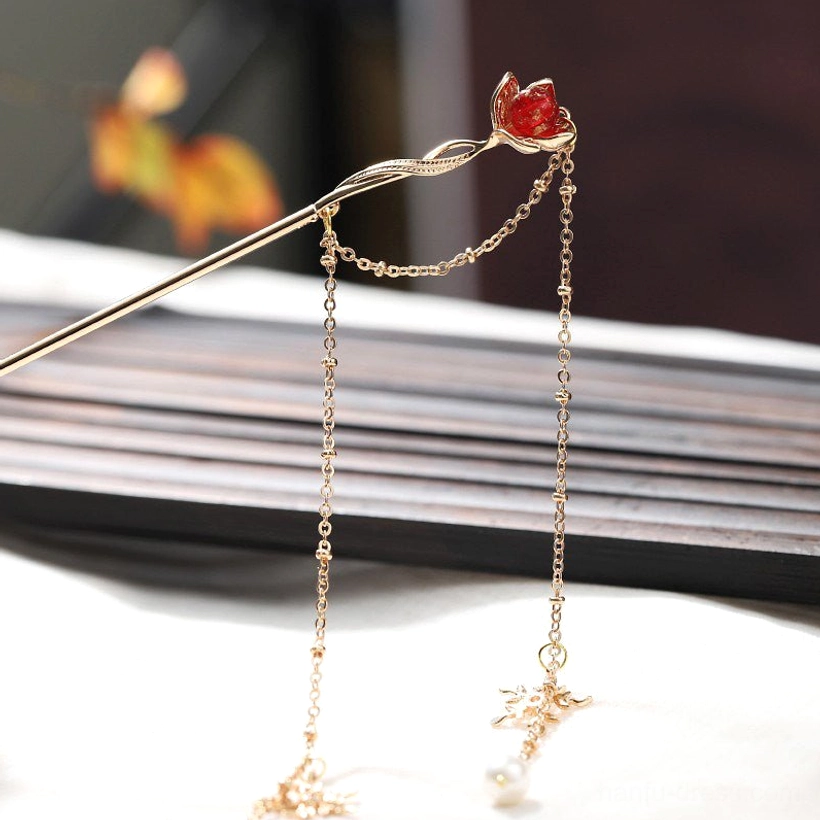 Red gradient lotus tassel Chinese hair stick for Hanfu with gold-tone frame, double dangling chains, pearl pendant, and snowflake charm