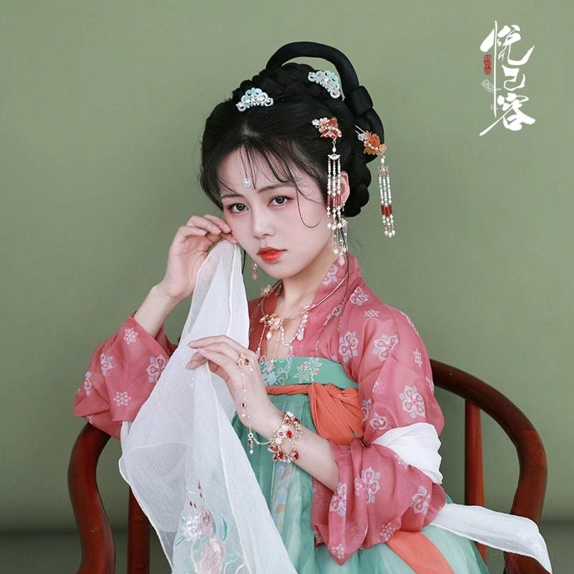 Side portrait of a woman wearing a traditional Chinese Hanfu hairstyle decorated with a gold agate tassel hair pin and flowing bead ornaments