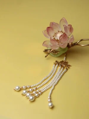 Single Chinese-style pink lotus hair pin with green glass leaf long pearl tassels and rice bead decoration for Hanfu Qipao and traditional hairstyles