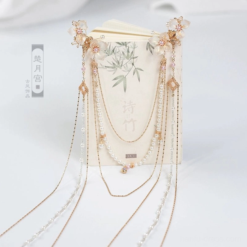 Single white hibiscus tassel hair pin for Hanfu and qipao, featuring gold-tone metal, pearl-like strands, fine chain tassels and floral charm
