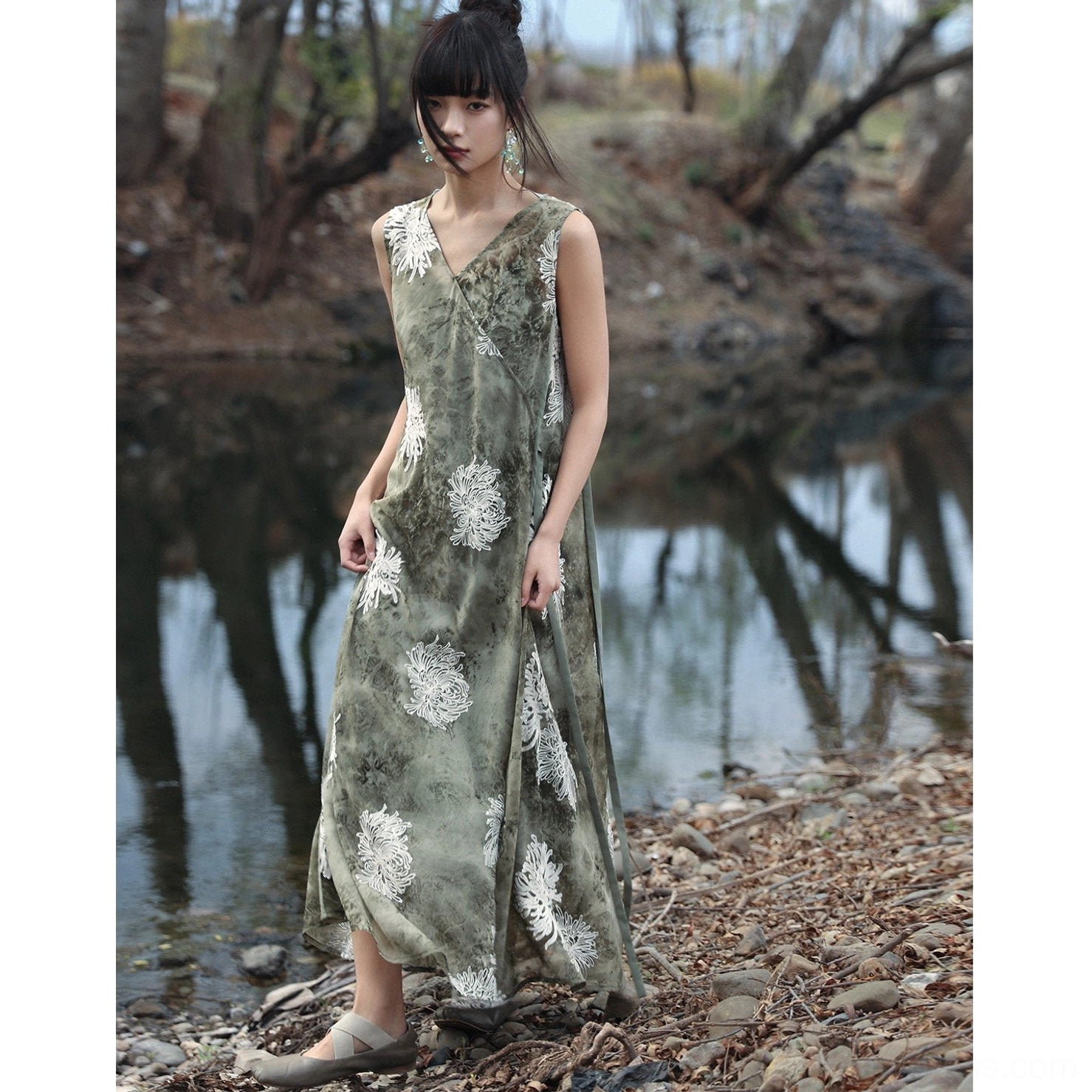 Front side view of a sleeveless modern Hanfu floral maxi dress with V-neck, relaxed loose fit, and Chinese-inspired tie-dye pattern