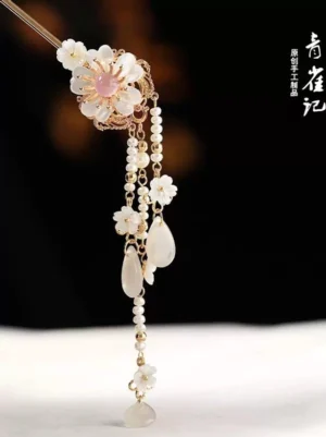 Snow Lyrics white flower tassel Chinese hair stick with pink center, gold-tone setting, beaded chains, and teardrop agate pendants