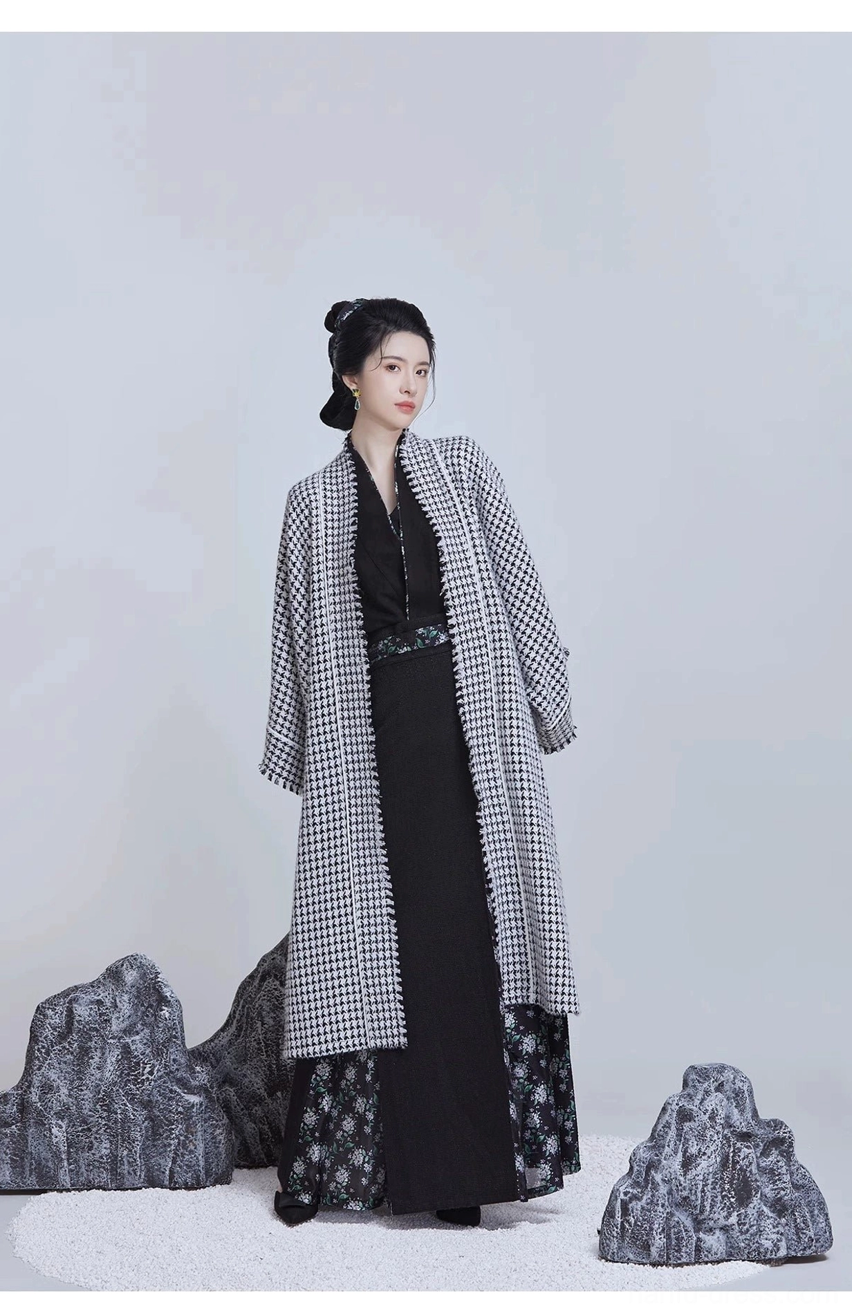 Song Dynasty Hanfu set featuring a houndstooth long beizi over a black cross-collar top and black pleated skirt with decorative waistband
