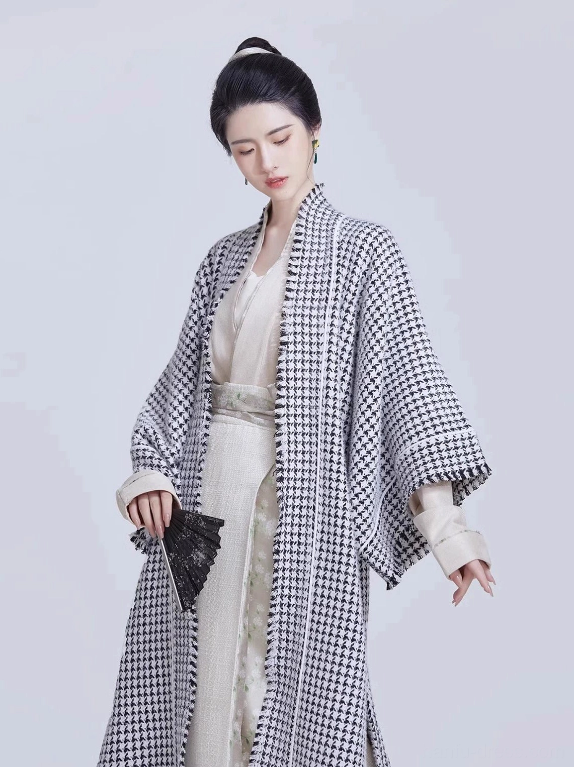Front view of a Song Dynasty modern Hanfu ensemble with houndstooth long beizi jacket, ivory inner top, pleated skirt, and black handheld clutch