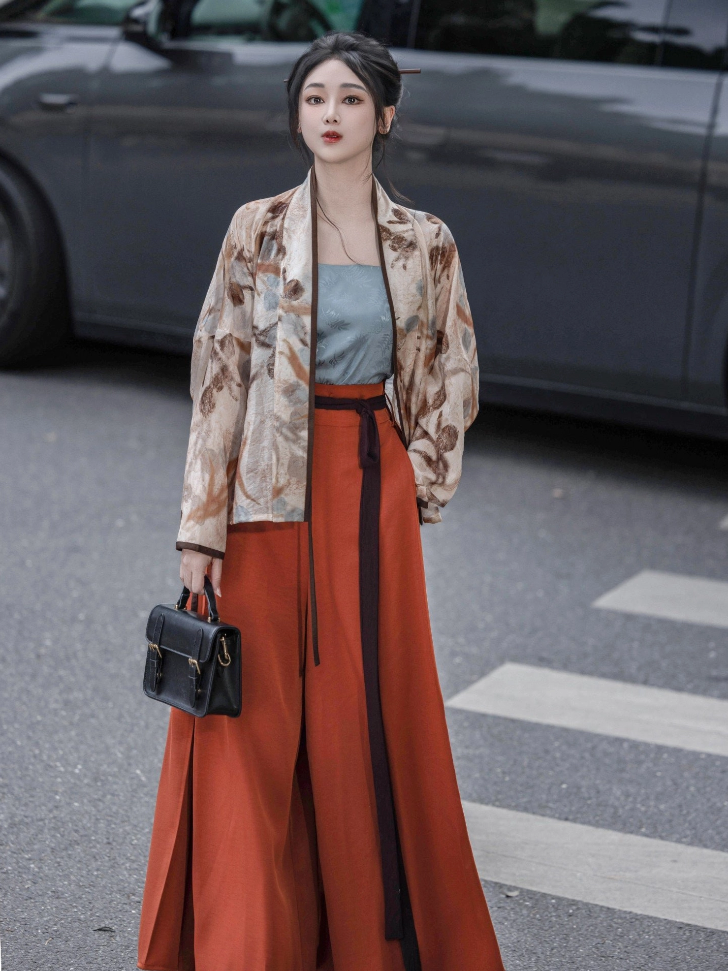 Long winged sleeve Song Dynasty Hanfu top in withered flowers print styled as a modern New Chinese outfit