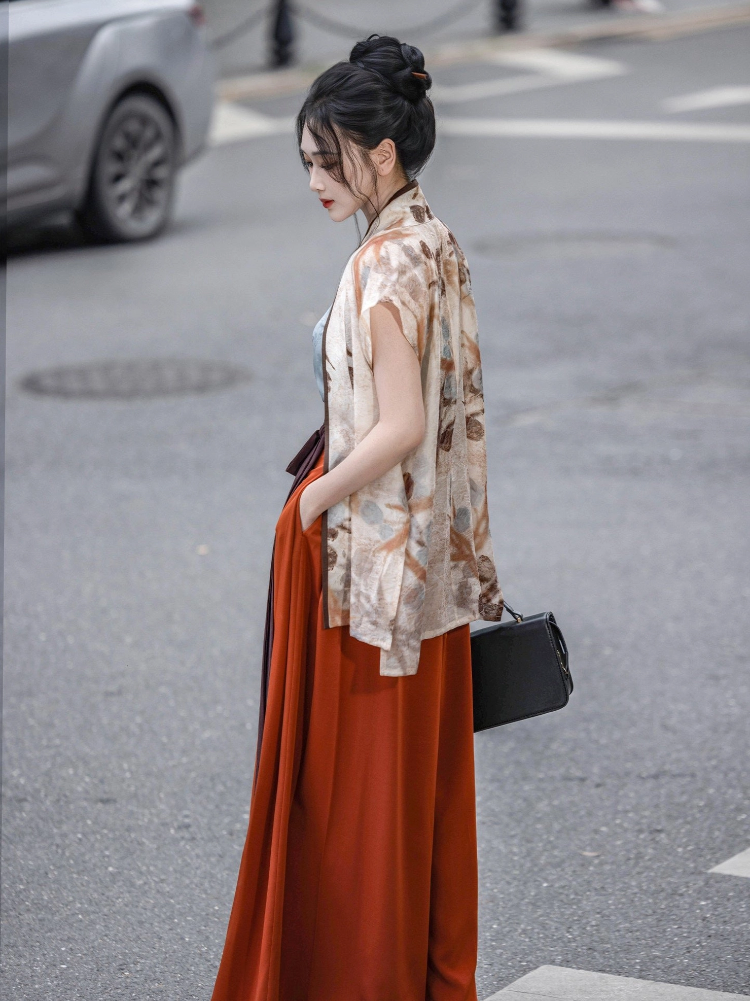 Side view of cropped sleeveless Song Dynasty Hanfu vest in light beige dried floral print with dark contrast trim