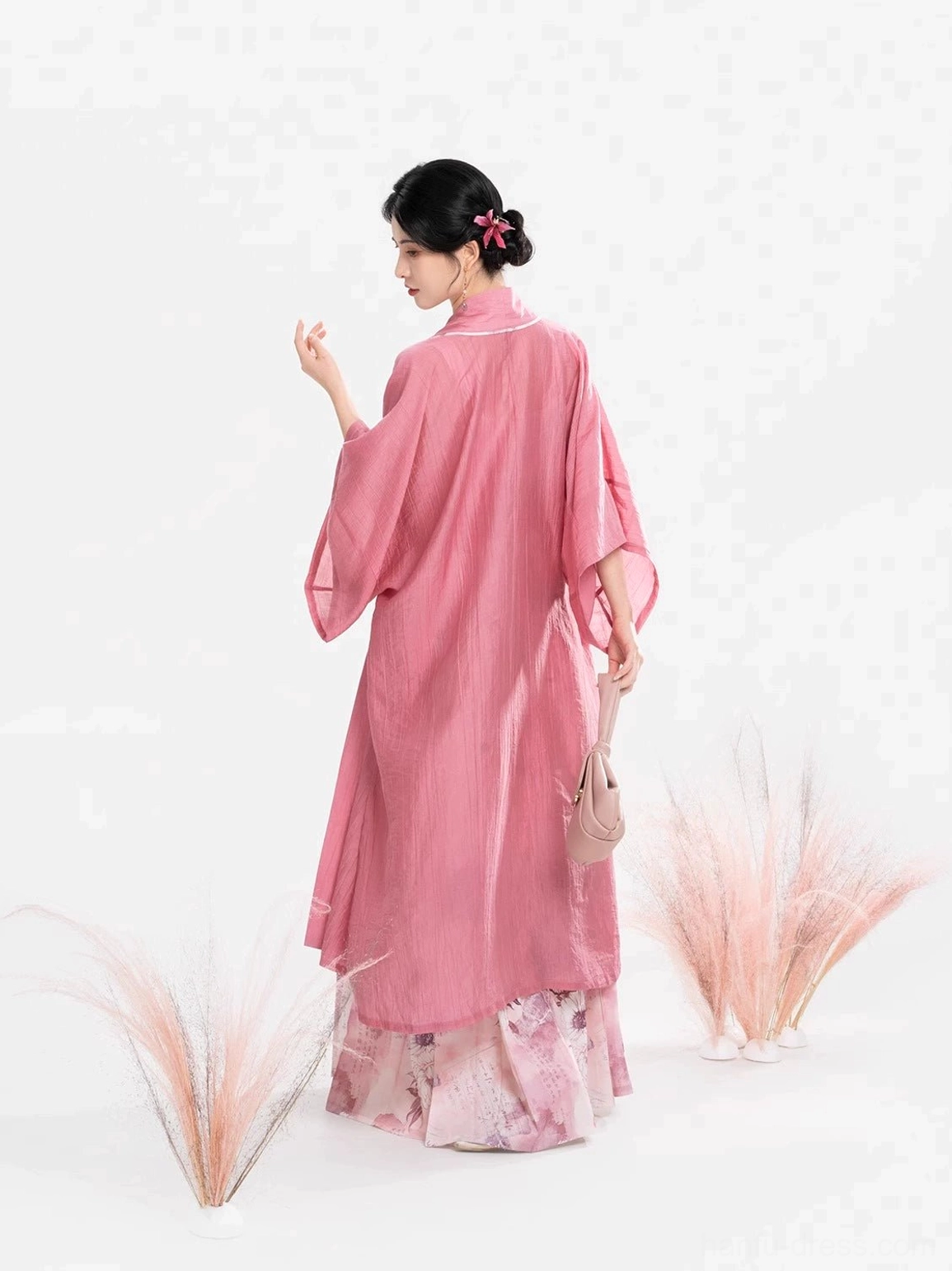 Back three quarter view of Song Dynasty inspired Hanfu set with solid dusty rose beizi and floral mamian style skirt
