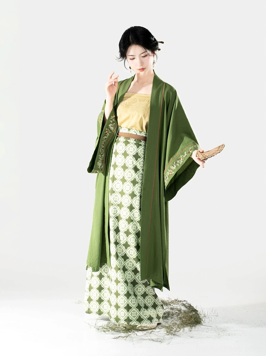 Song Dynasty modern hanfu full set with moss green Changgan Temple beizi pale yellow camisole and geometric spiral wrap skirt shown from the front three-quarter view