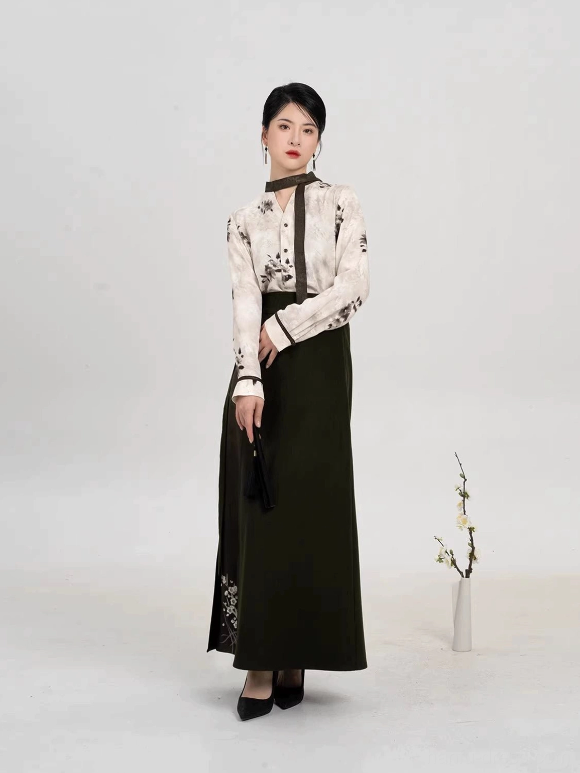 Three-quarter view of Song-inspired Hanfu two-piece set with embroidered skirt hem and decorative side tassel pendant