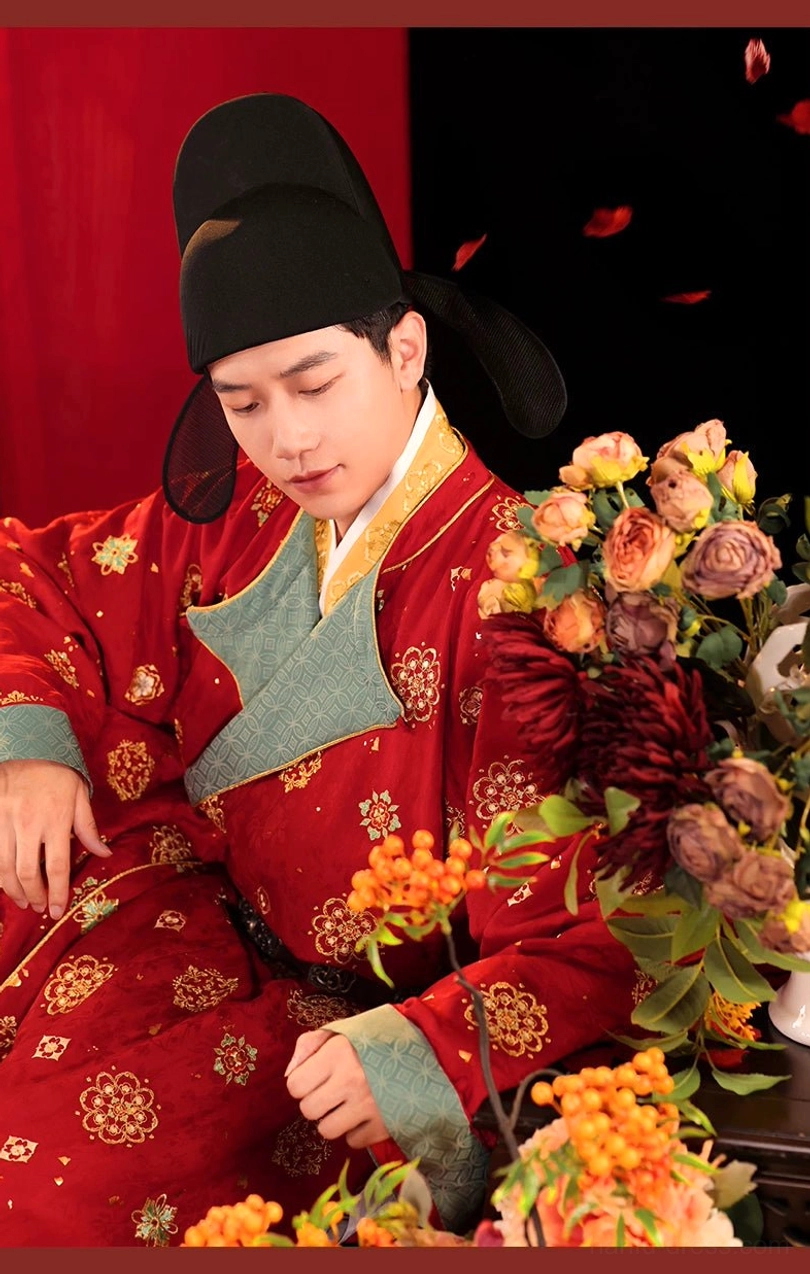 Close-up portrait of Tang Dynasty groom wedding Hanfu with scarlet robe, circular gold patterns, light green collar, and classic black official hat