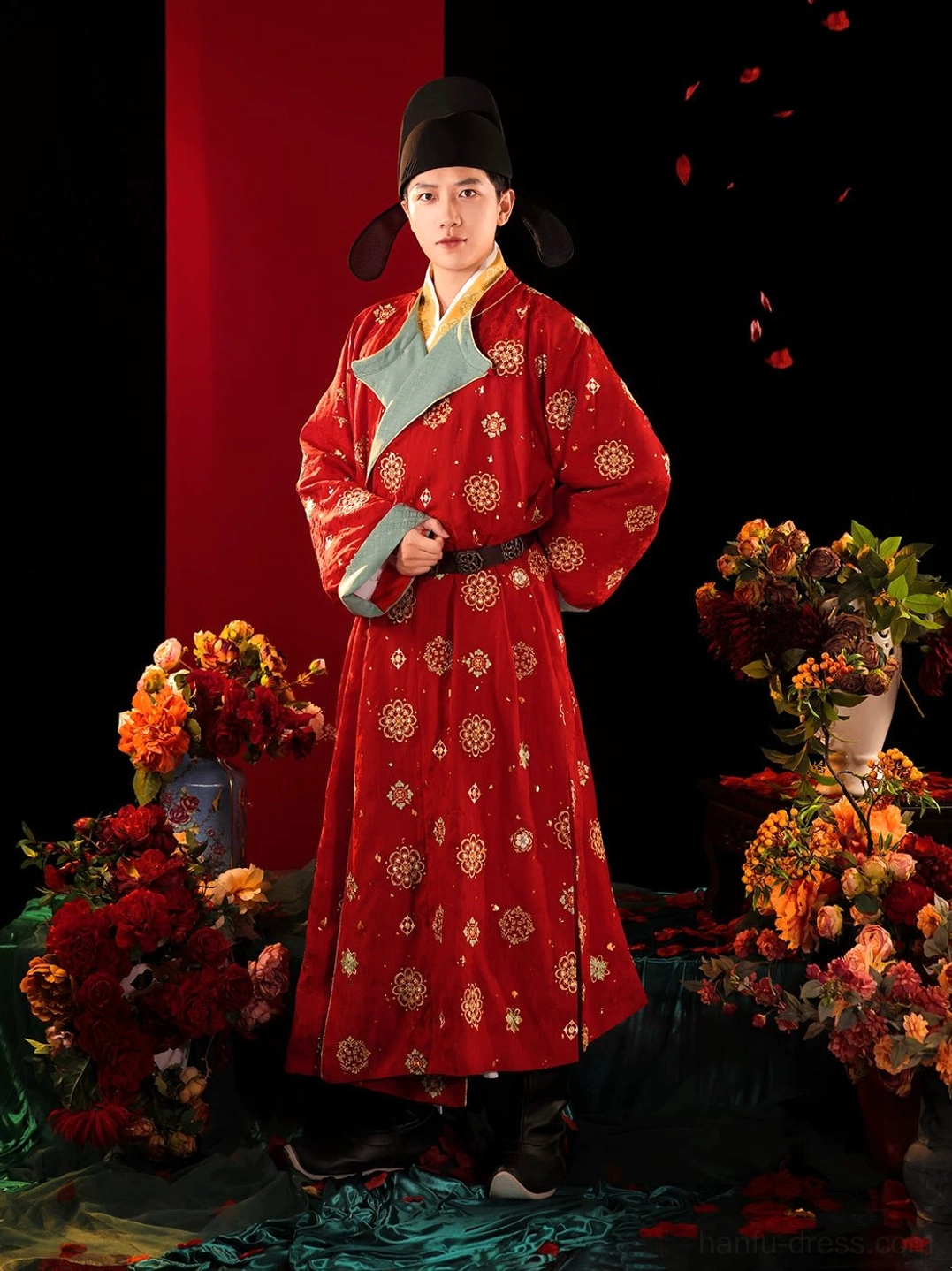 Tang Dynasty groom wedding Hanfu in scarlet red with circular golden patterns, light green collar trim, black waist belt, and traditional official hat