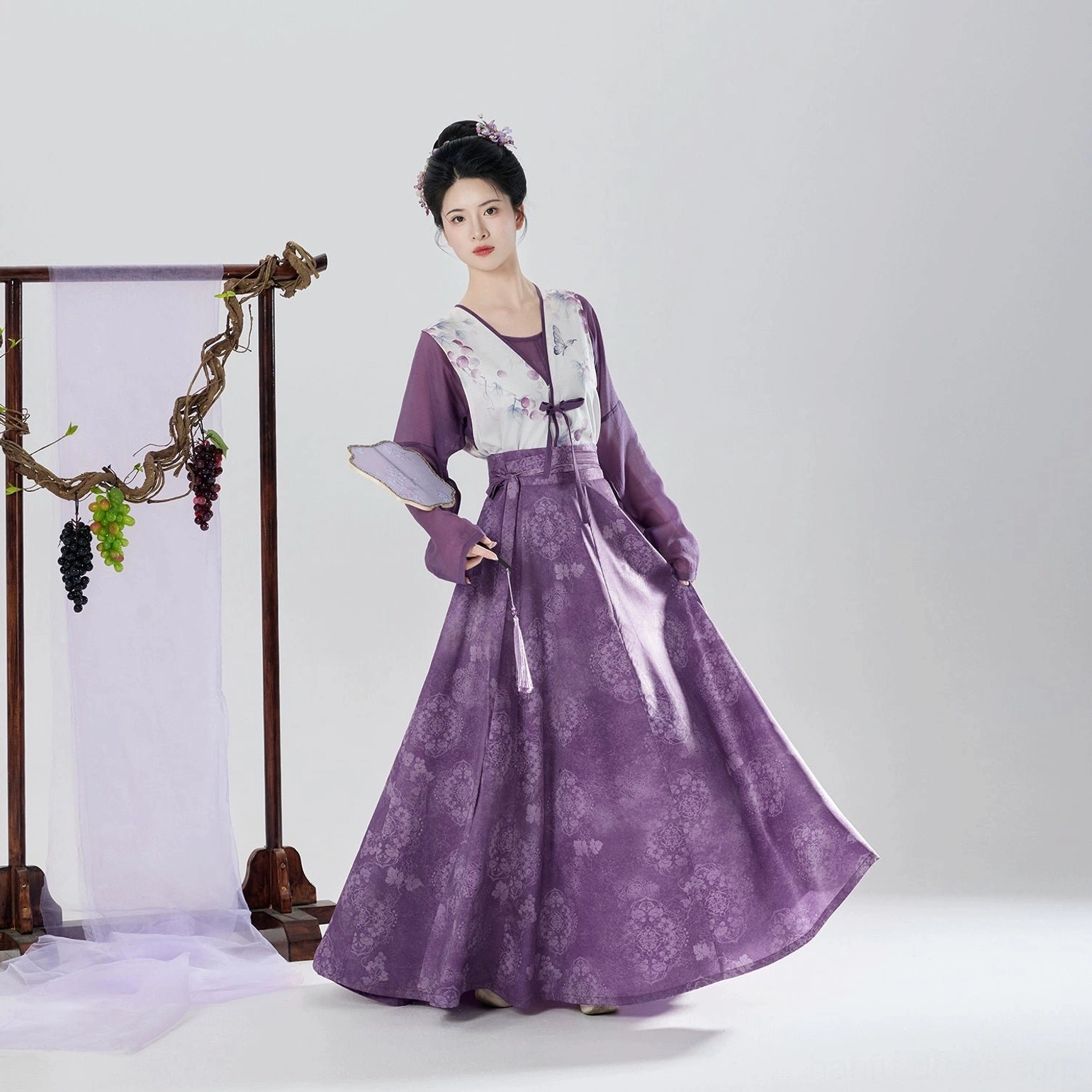Full taro grape Tang Dynasty hanfu set with purple inner top grape print beizi overlay and sweeping eight-panel skirt