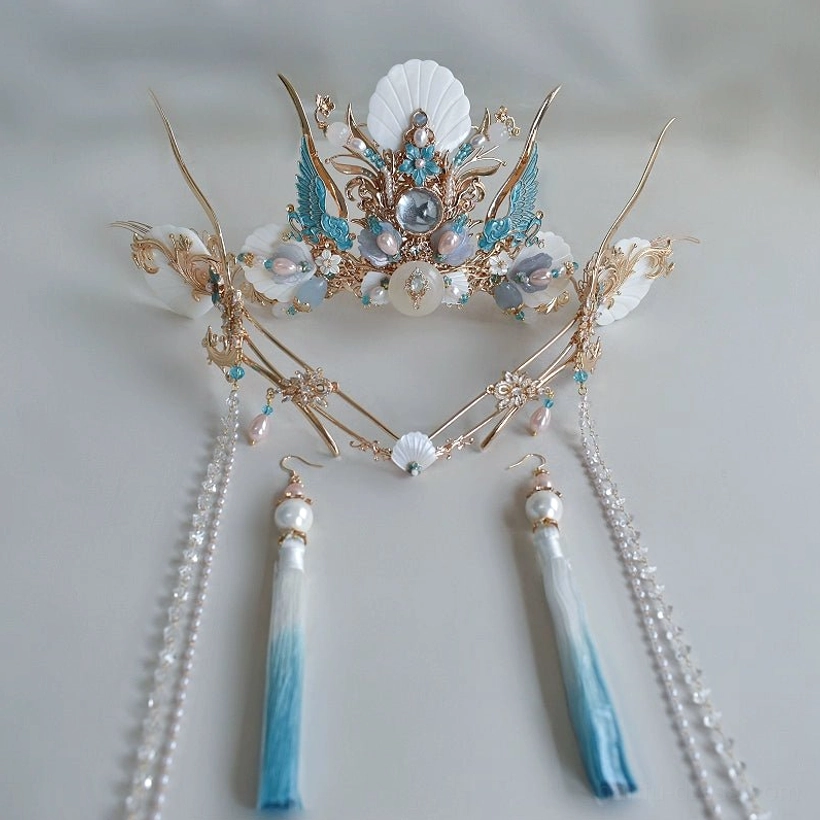 Flat lay of Tidal Sea Spirit complete Hanfu forehead and top hair accessory set with gold crown, pearl-like forehead chain, blue tassel details and shell-inspired ornaments