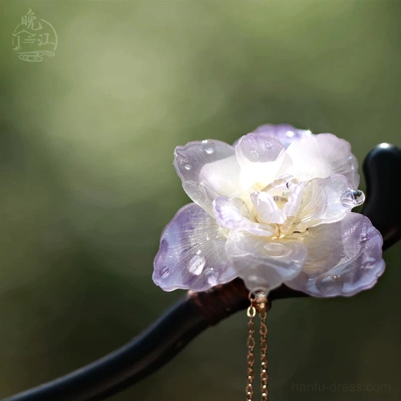 Traditional Chinese flower tassel hair stick featuring a gradient resin flower, simulated dew drops, long golden tassel, and dark wooden pin