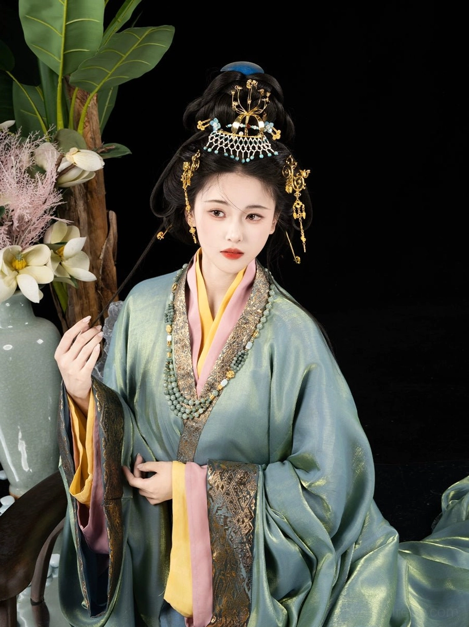 Close-up of a Warring States and Han Dynasty inspired hanfu robe showing glossy satin texture, gold-trimmed collar, layered inner garments, beaded necklace, and traditional hair ornaments