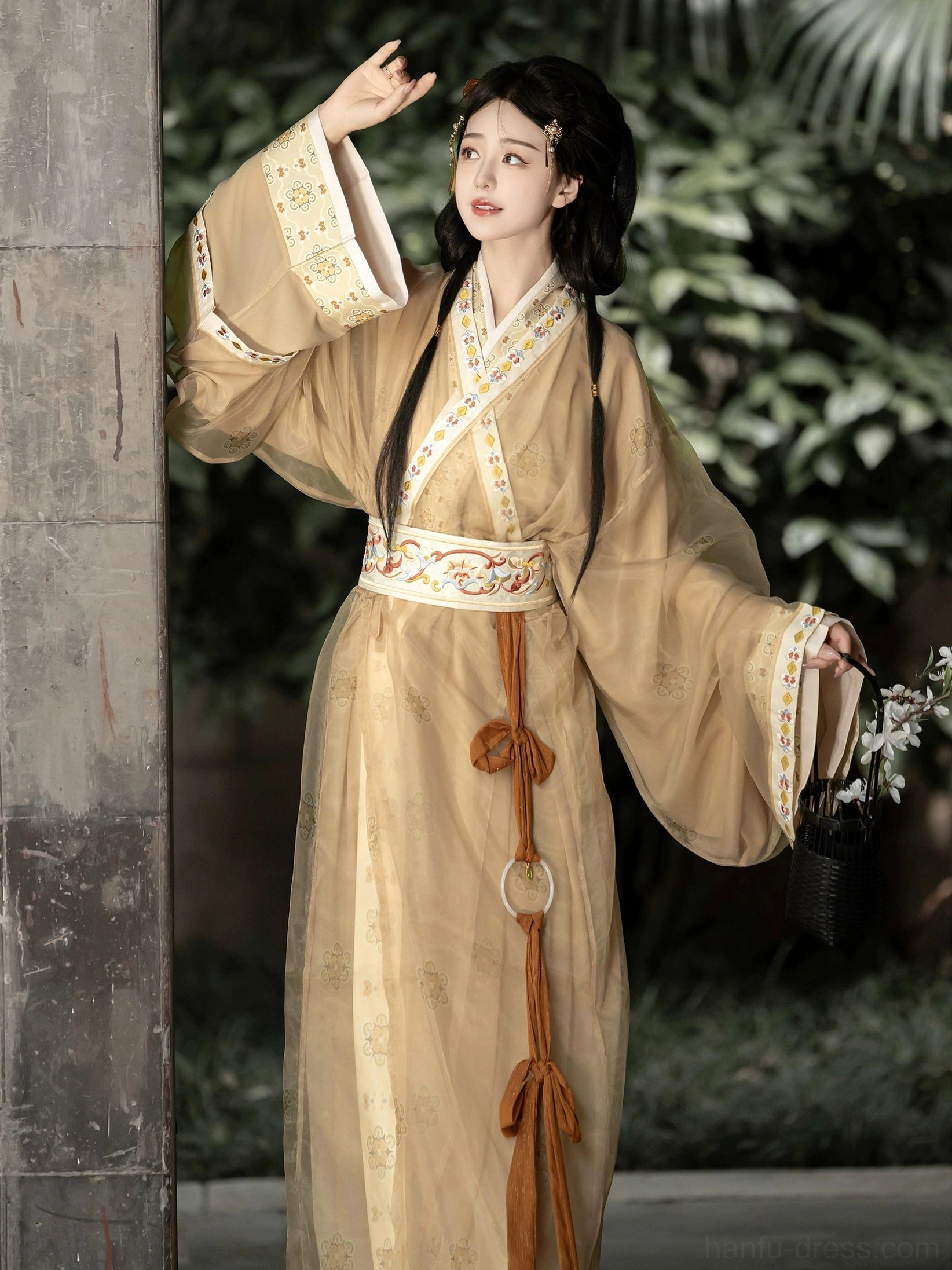 Yellow beige Warring States Hanfu straight hem robe with embroidered cross collar trim wide cuffs tassel belt and flowing chiffon layers