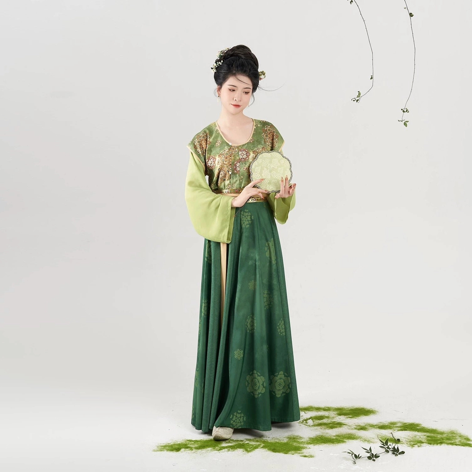 Weiyang Tang Dynasty Hanfu full set front view with green floral beizi and flowing eight-panel skirt