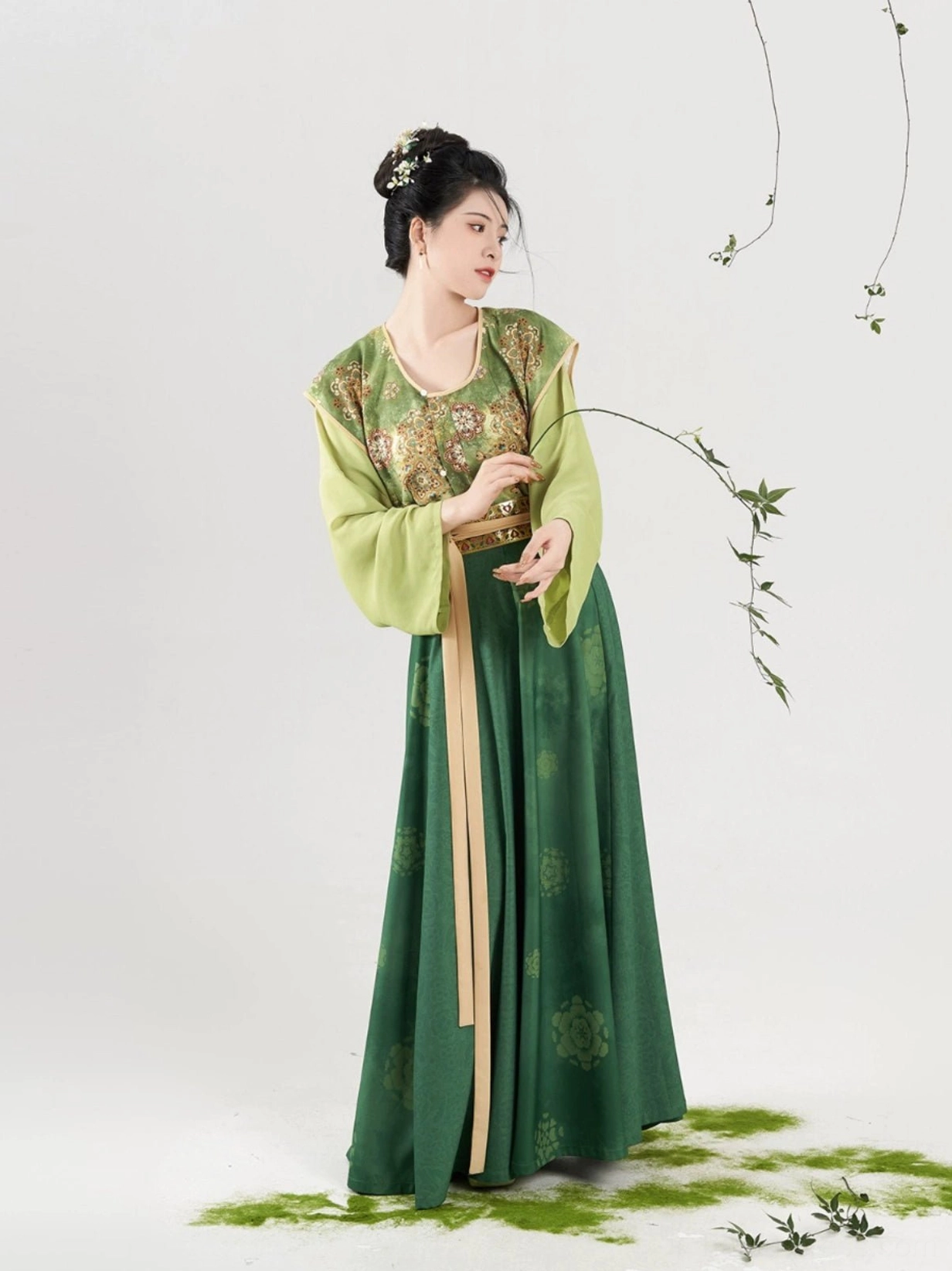Weiyang Tang Dynasty inspired Hanfu side view showing cropped beizi and floor-length eight-panel skirt