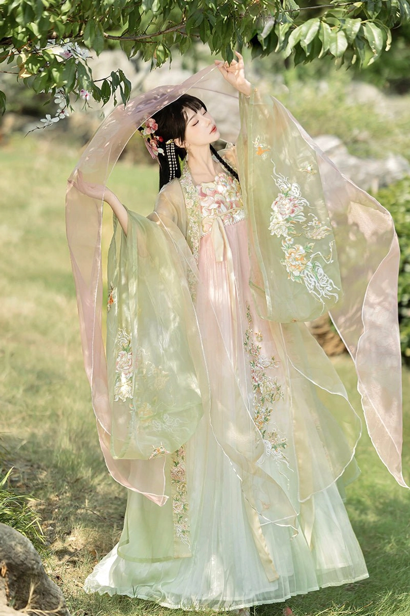 Green gradient White Peony Tang Dynasty Hanfu Heziqun complete set with floral embroidered dress and flowing outer cape