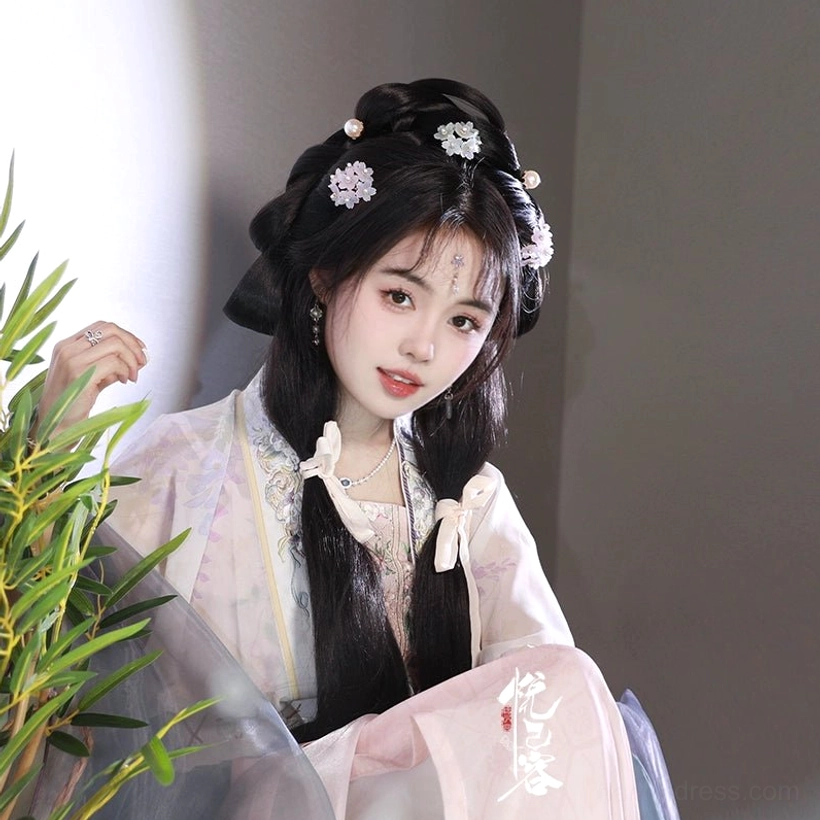 Woman wearing pink and white Song-style Hanfu with a delicate hydrangea Chinese hair pin in an elegant traditional hairstyle