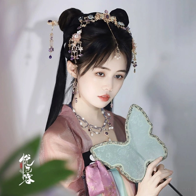 Model wearing Yexian gold tone Hanfu hair accessory set with floral tassels and a butterfly Chinese hand fan