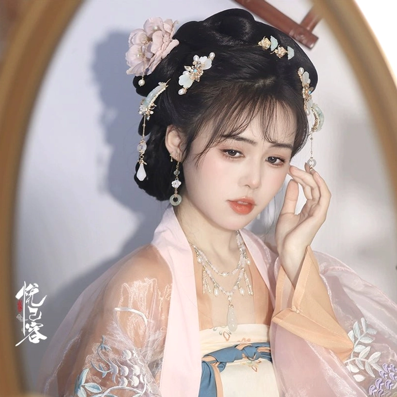 Model wearing Yulan Hanfu hair pin and coordinated Chinese hair ornaments with a Song-style Hanfu outfit in front of a golden round mirror