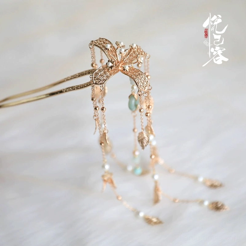 Single vintage gold Yunhuali hanfu tassel hair pin with a bow-shaped top, faux pearls, light blue beads, and cascading charms