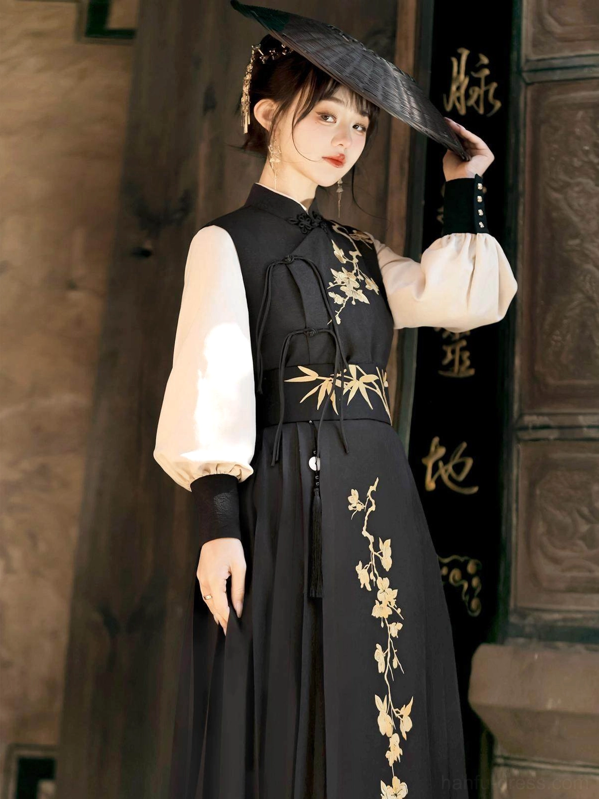 Yunshan wuxia Hanfu outfit styled with bamboo hat, black embroidered stand-collar vest, ivory sleeves and Chinese frog knot detail